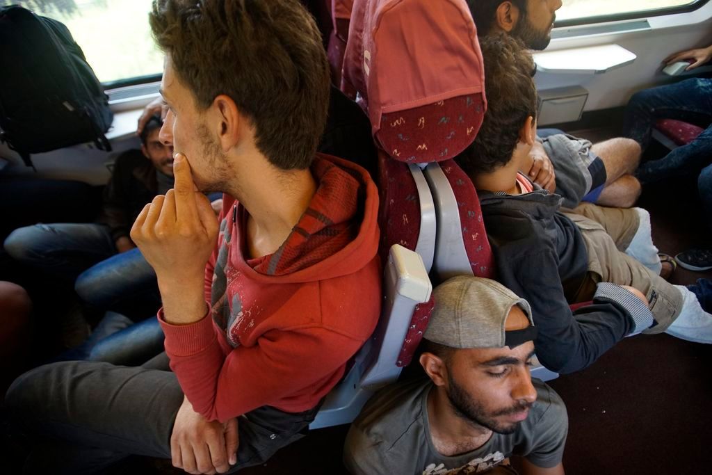Bicske, 2015. szeptember 3. Migránsok a budapesti Keleti pályaudvarról Sopronba tartó, Bicskén megállított vonaton 2015. szeptember 3-án. MTI Fotó: Balogh Zoltán