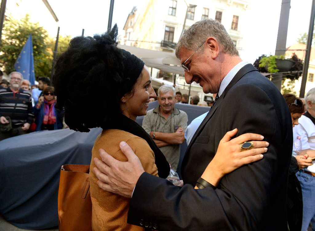 Budapest, 2015. szeptember 13. Gyurcsány Ferenc, a Demokratikus Koalíció (DK) elnöke és Ekiudoko Miriam aktivista a DK Vigyünk emberséget Magyarországba! elnevezésû nagygyûlésén az Egyetem téren 2015. szeptember 13-án. MTI Fotó: Bruzák Noémi