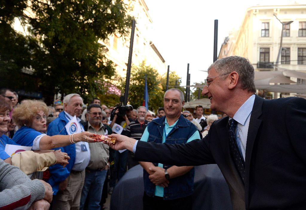 Budapest, 2015. szeptember 13. Gyurcsány Ferenc, a Demokratikus Koalíció elnöke ajándékot kap egy résztvevõtõl pártja Vigyünk emberséget Magyarországba! elnevezésû nagygyûlésén az Egyetem téren 2015. szeptember 13-án. MTI Fotó: Bruzák Noémi