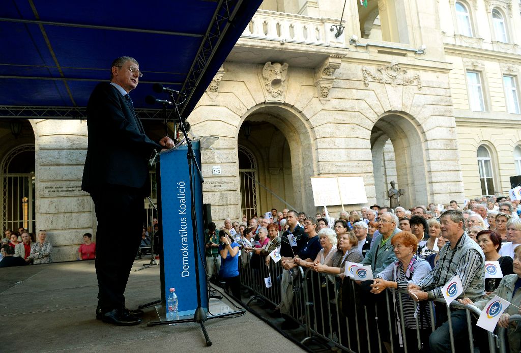 Budapest, 2015. szeptember 13. Gyurcsány Ferenc, a Demokratikus Koalíció elnöke beszédet mond pártja Vigyünk emberséget Magyarországba! elnevezésû nagygyûlésén az Egyetem téren 2015. szeptember 13-án. MTI Fotó: Bruzák Noémi