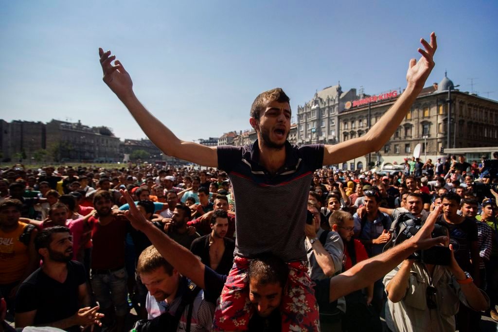 Budapest, 2015. szeptember 1. Illegális bevándorlók demonstrálnak Budapesten, a Keleti pályaudvar elõtt 2015. szeptember 1-jén, miután a rendõrség nem engedte felszállni õket a Németországba induló vonatra. MTI Fotó: Balogh Zoltán