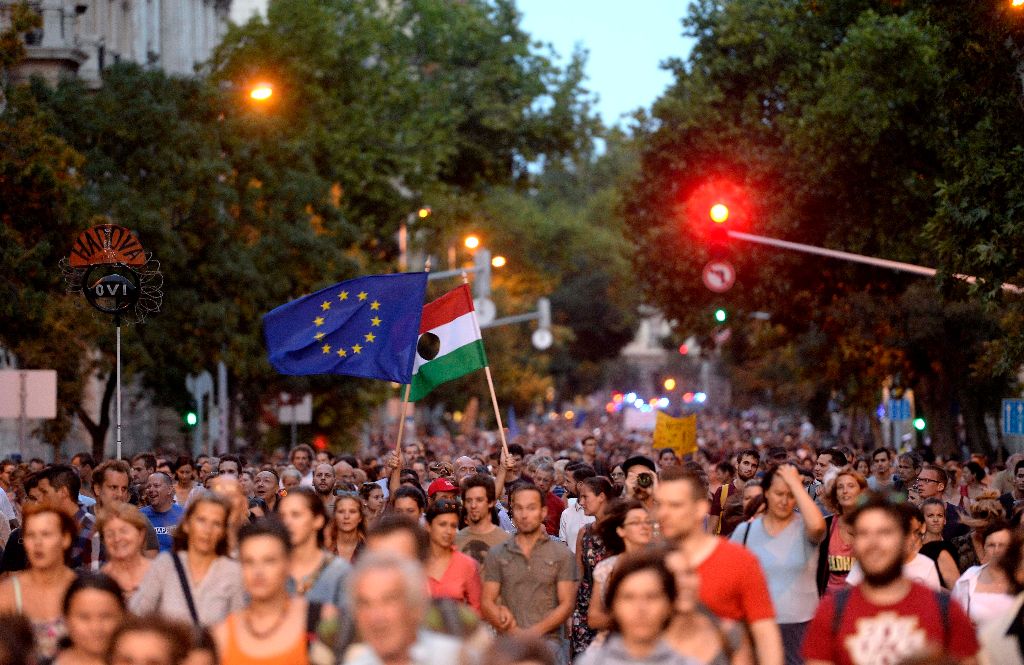 Budapest, 2015. szeptember 2. Résztvevõk vonulnak a Migration Aid csoportnak a migrációval összefüggõ törvényjavaslatok ellen, illetve a bevándorlók melletti demonstrációján Budapesten, az Alkotmány utcában 2015. szeptember 2-án. MTI Fotó: Bruzák Noémi