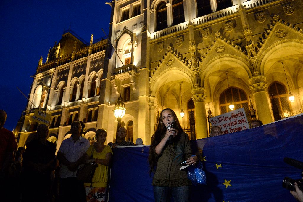 Budapest, 2015. szeptember 2. Zsohár Zsuzsanna, a Migration Aid aktivistája beszél a migrációval összefüggõ törvényjavaslatok ellen, illetve a bevándorlók melletti demonstráción Budapesten, a Kossuth Lajos téren 2015. szeptember 2-án. MTI Fotó: Bruzák Noémi