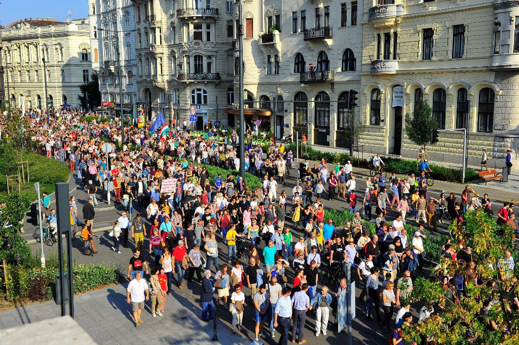 Budapest, 2015. szeptember 13. Résztvevõk gyülekeznek Szabad sajtó útján az Együtt Szégyelld magad, Orbán! címmel meghirdetett tüntetésén, amelyen a kormány menekültpolitikája ellen tiltakoznak 2015. szeptember 13-án. MTI Fotó: Komka Péter
