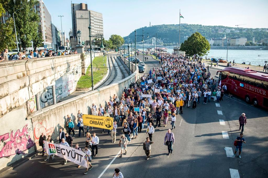 Budapest, 2015. szeptember 13. Résztvevõk az Együtt Szégyelld magad, Orbán! címmel meghirdetett tüntetésén a Jane Haining rakparton, amelyen a kormány menekültpolitikája ellen tiltakoznak 2015. szeptember 13-án. MTI Fotó: Marjai János