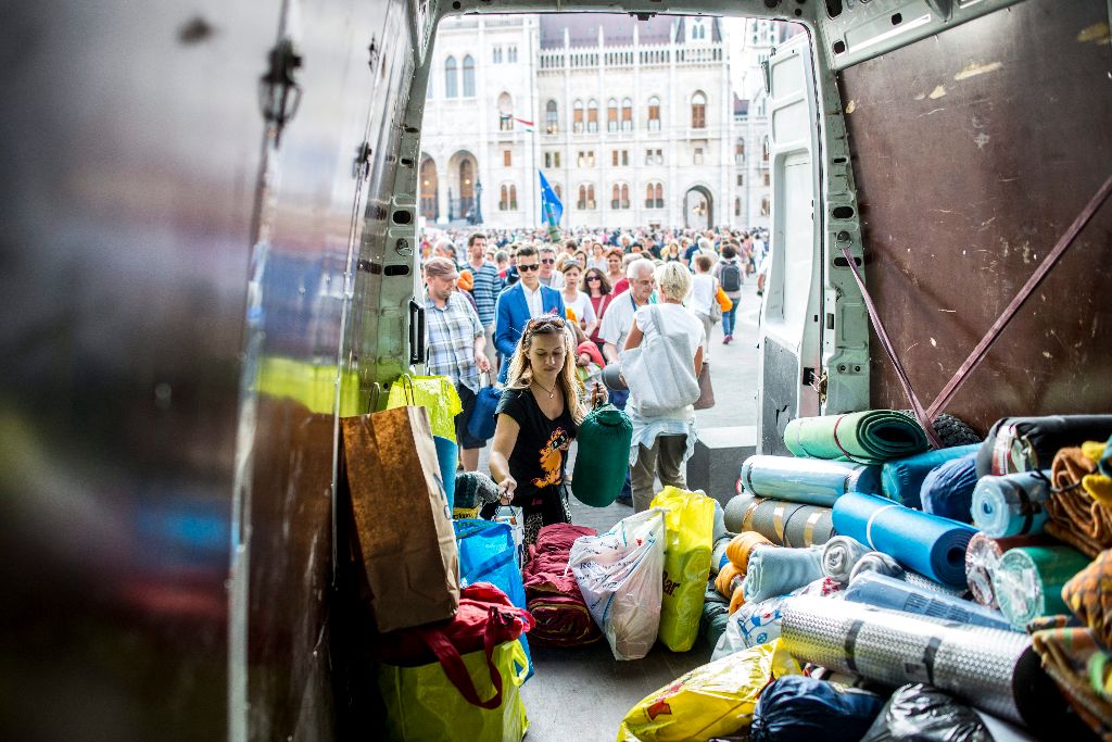 Budapest, 2015. szeptember 13. A Budapest-Bamako SOS Refugee önkéntesei takarókat és sátrakat gyûjtenek migránsoknak az Együtt Szégyelld magad, Orbán! címmel meghirdetett tüntetésén a Kossuth téren, amelyen a kormány menekültpolitikája ellen tiltakoznak 2015. szeptember 13-án. MTI Fotó: Marjai János