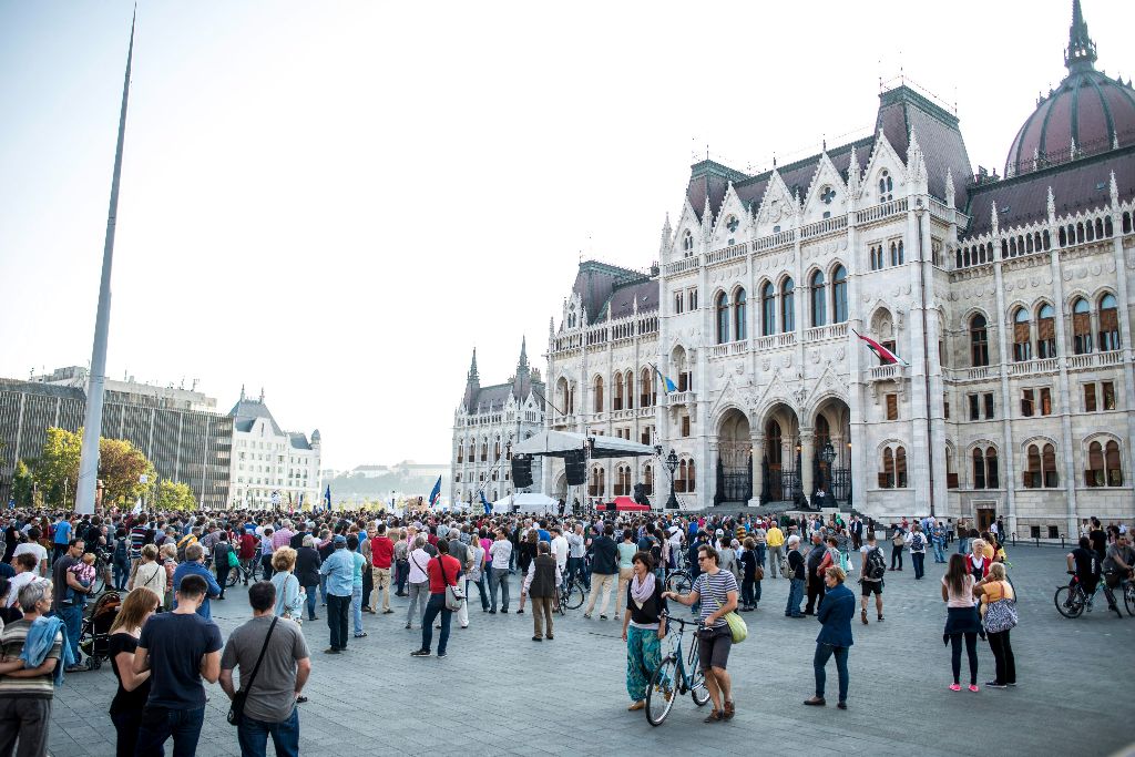 Budapest, 2015. szeptember 13. Résztvevõk az Együtt Szégyelld magad, Orbán! címmel meghirdetett tüntetésén a Kossuth téren, amelyen a kormány menekültpolitikája ellen tiltakoznak 2015. szeptember 13-án. MTI Fotó: Marjai János