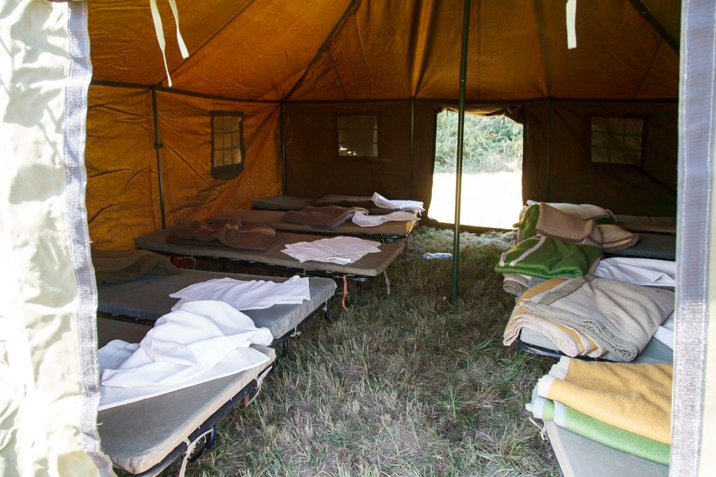 Szentgotthárd, 2015. szeptember 12. Sátor a migránsok számára kialakított ideiglenes gyûjtõponton a szentgotthárdi ipari parkban 2015. szeptember 12-én. MTI Fotó: Varga György