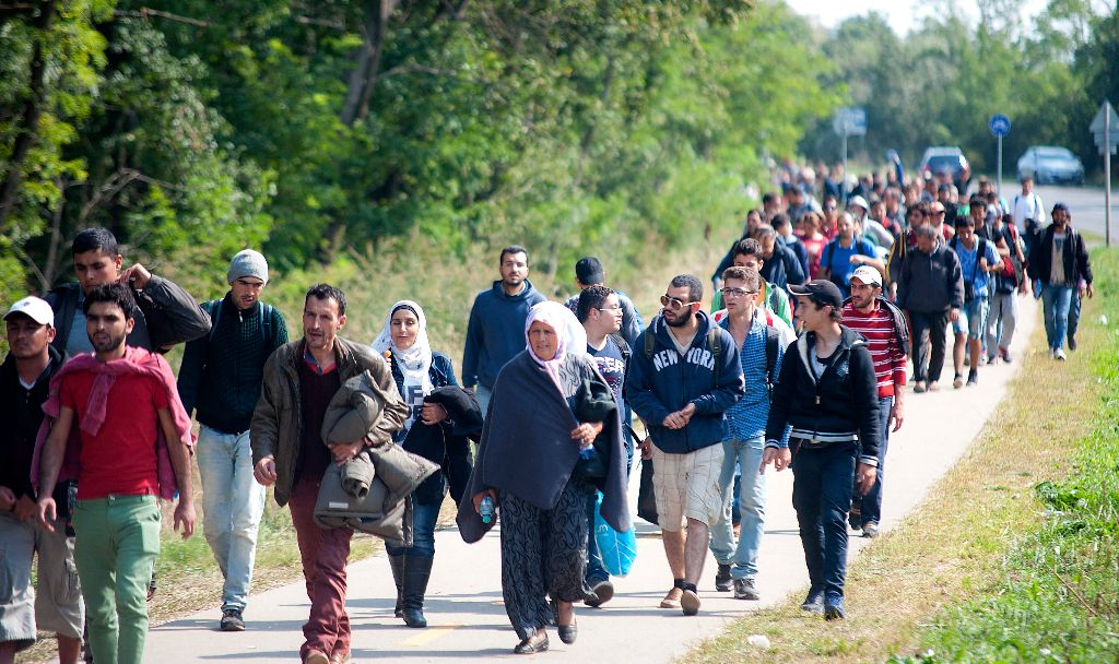 Hegyeshalom, 2015. szeptember 13. Migránsok gyalogolnak Ausztria irányába Hegyeshalom határában, az 1-es fõút melletti kerékpárúton 2015. szeptember 13-án. MTI Fotó: Krizsán Csaba