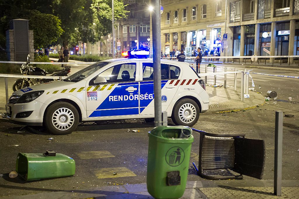 Budapest, 2015. szeptember 4. Megrongált rendõrségi járõrautó 2015. szeptember 4-én Budapest V. kerületében, a József Attila utcában, az Erzsébet tér közelében, ahol éjszaka egy100-120 fõbõl álló csoport tagjai randalíroztak. Több médium arról írt, hogy a magyar-román Európa-bajnoki labdarúgó-mérkõzésre "hangoló" magyar ultrák nekiestek a meccsre érkezett vendégszurkolóknak. MTI Fotó: Lakatos Péter