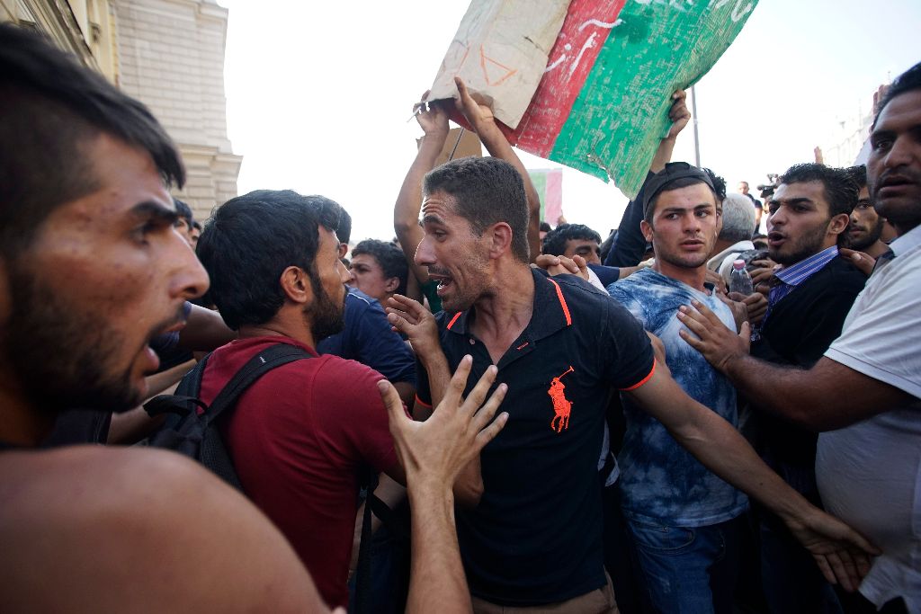 Budapest, 2015. szeptember 2. Illegális bevándorlók - köztük albánok - vitatkoznak a budapesti Keleti pályaudvar elõtt 2015. szeptember 2-án. A rendõrség nem engedi õket felszállni a Németországba induló vonatra. MTI Fotó: Balogh Zoltán