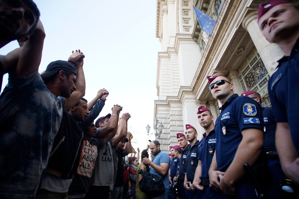 Budapest, 2015. szeptember 2. Illegális bevándorlók demonstrálnak a budapesti Keleti pályaudvar elõtt 2015. szeptember 2-án. A rendõrség nem engedi õket felszállni a Németországba induló vonatra. MTI Fotó: Balogh Zoltán