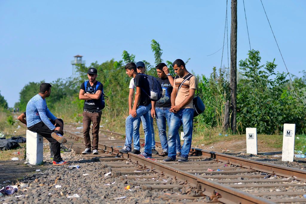 Röszke, 2015. szeptember 2. Migránsok egy Röszke melletti vasúti átjáró közelében, a magyar-szerb határon 2015. szeptember 2-án. MTI Fotó: Molnár Edvárd
