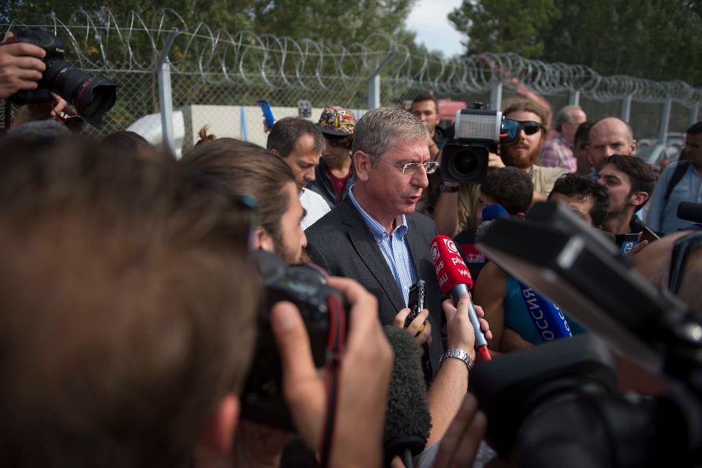 Horgos, 2015. szeptember 15. Gyurcsány Ferenc, a Demokratikus koalíció elnöke nyilatkozik a sajtó munkatársainak az ideiglenes biztonsági határzár mellett a Horgos-Röszke határátkelõhely közelében, a határ szerbiai oldalán 2015. szeptember 15-én. MTI Fotó: Sóki Tamás