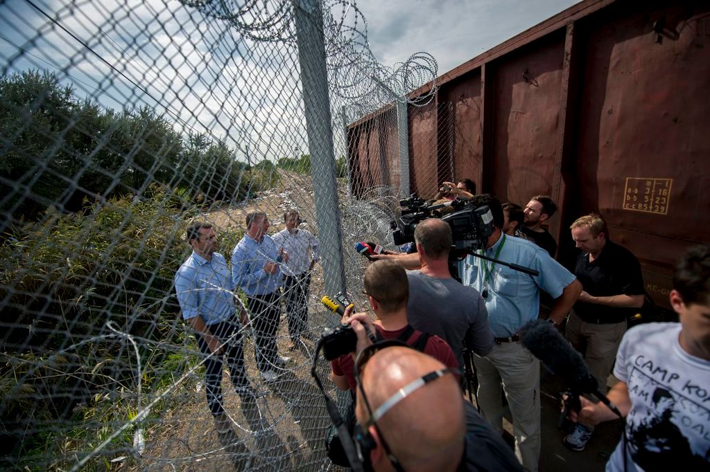 Horgos, 2015. szeptember 15. Gyurcsány Ferenc, a Demokratikus Koalíció (DK) elnöke (k), Molnár Csaba, a párt alelnöke (b) és Oláh Lajos parlamenti képviselõ sajtótájékoztatót tart az ideiglenes biztonsági határzár mellett, a határ szerb oldalán 2015. szeptember 15-én. MTI Fotó: Sóki Tamás