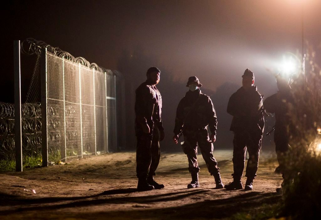 Röszke, 2015. szeptember 14. Katonák a magyar-szerb határon, az ideiglenes biztonsági határzár mellett, a Horgos-Szeged vasútvonal közelében, Röszke térségében 2015. szeptember 13-án. MTI Fotó: Mohai Balázs