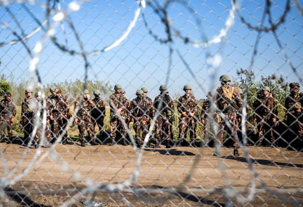 Röszke, 2015. szeptember 14. Katonák a magyar-szerb határon, az ideiglenes biztonsági határzár mellett, a Horgos-Szeged vasútvonal közelében, Röszke térségében 2015. szeptember 14-én. MTI Fotó: Mohai Balázs