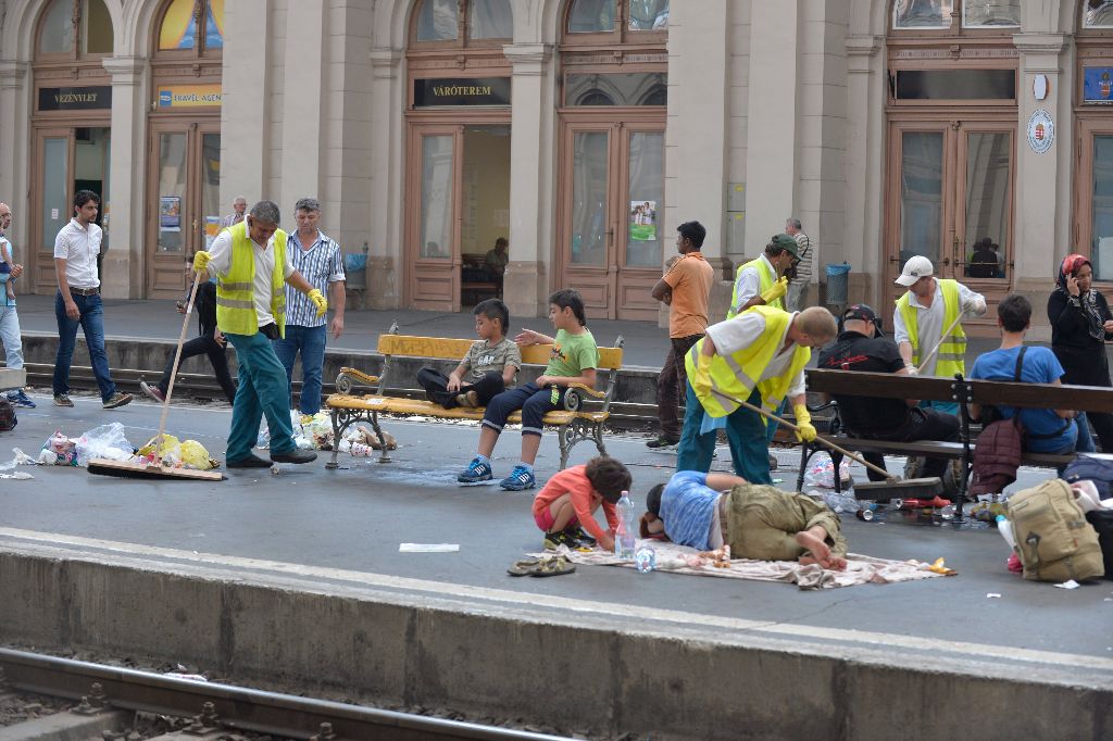 Budapest, 2015. szeptember 3. Takarítók és illegális bevándorlók a Keleti pályaudvaron 2015. szeptember 3-án. MTI Fotó: Máthé Zoltán