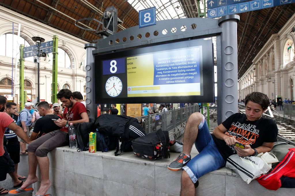 Budapest, 2015. szeptember 3. Illegális bevándorlók a Keleti pályaudvaron 2015. szeptember 3-án. MTI Fotó: Szigetváry Zsolt