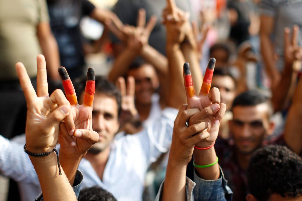 Budapest, 2015. szeptember 3. Demonstráló migráns német nemzeti színekre festett, V-betût formázó ujjai a Keleti pályaudvar elõtt 2015. szeptember 3-án. MTI Fotó: Szigetváry Zsolt