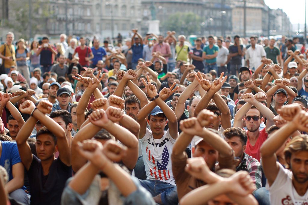 Budapest, 2015. szeptember 3. Migránsok demonstrálnak a Keleti pályaudvar elõtt 2015. szeptember 3-án. MTI Fotó: Szigetváry Zsolt