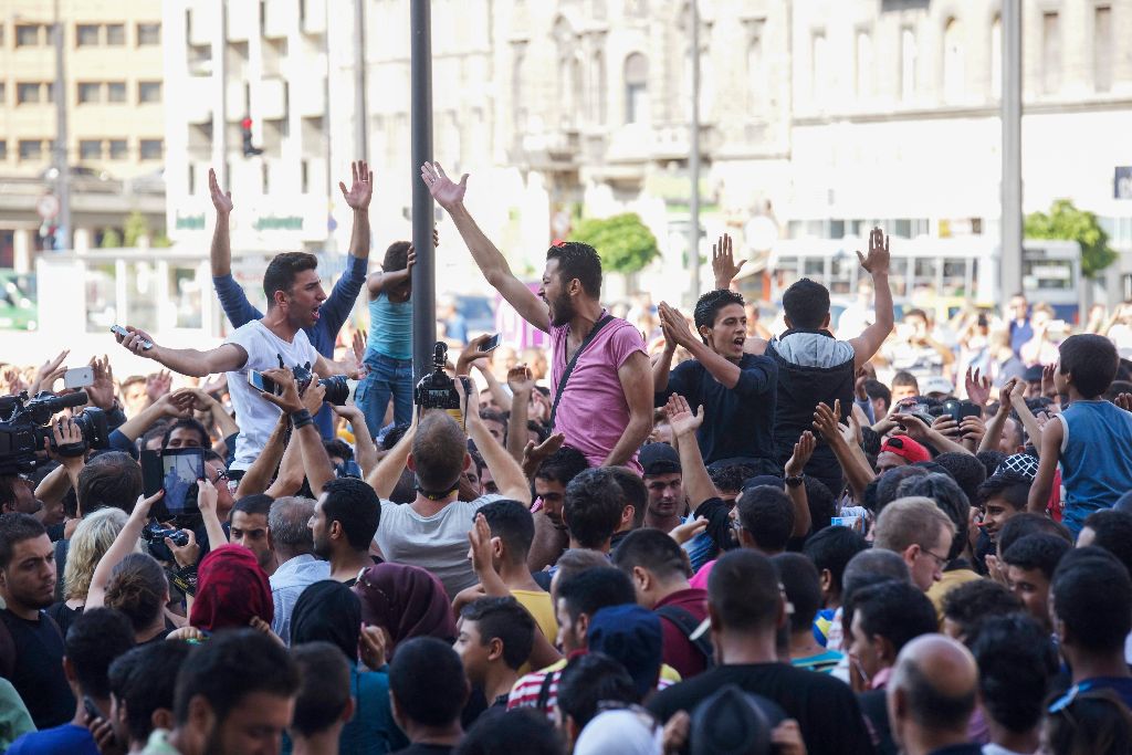 Budapest, 2015. szeptember 1. Illegális bevándorlók demonstrálnak Budapesten, a Keleti pályaudvar elõtt 2015. szeptember 1-jén, miután a rendõrség nem engedte felszállni õket a Németországba induló vonatra és kiürítette a pályaudvart. MTI Fotó: Balogh Zoltán