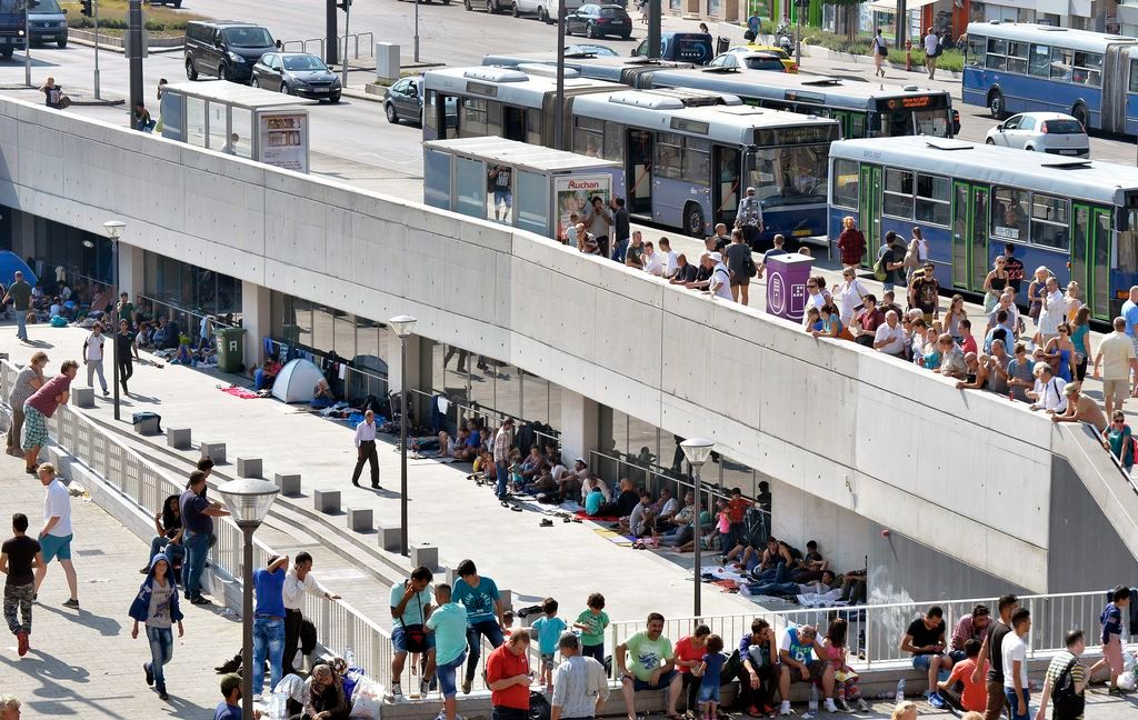 Budapest, 2015. szeptember 2. Illegális bevándorlók a budapesti Keleti pályaudvar elõtt 2015. szeptember 2-án. A rendõrség nem engedi õket felszállni a Németországba induló vonatra. MTI Fotó: Máthé Zoltán