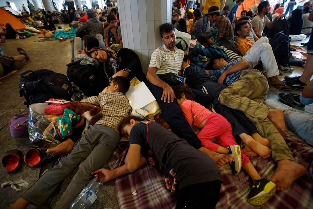 Budapest, 2015. szeptember 2. Illegális bevándorlók a budapesti Keleti pályaudvar elõtt 2015. szeptember 2-án. A rendõrség nem engedi õket felszállni a Németországba induló vonatra. MTI Fotó: Balogh Zoltán