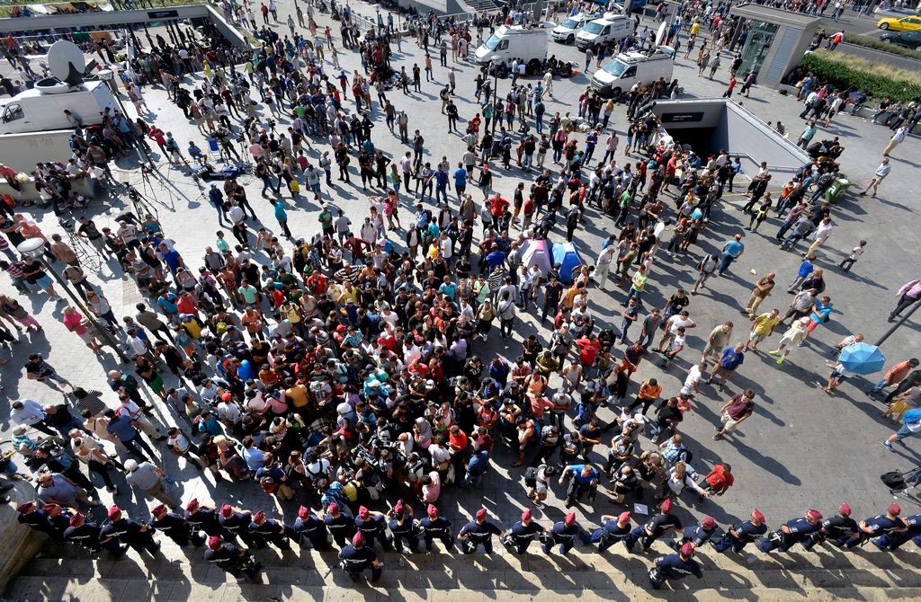 Budapest, 2015. szeptember 2. Illegális bevándorlók a budapesti Keleti pályaudvar elõtt 2015. szeptember 2-án. A rendõrség nem engedi õket felszállni a Németországba induló vonatra. MTI Fotó: Máthé Zoltán