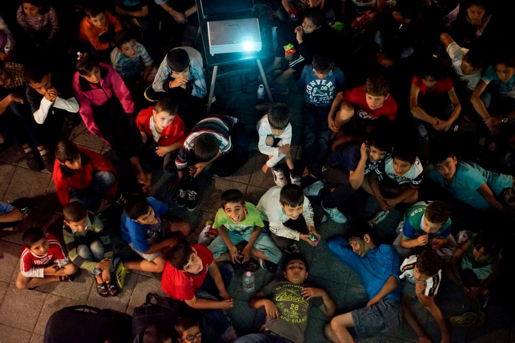 Budapest, 2015. szeptember 3. Illegális bevándorlók a budapesti Keleti pályaudvar elõtt kialakított tranzit zónában 2015. szeptember 2-án. A rendõrség nem engedi õket felszállni a Németországba induló vonatra. MTI Fotó: Balogh Zoltán