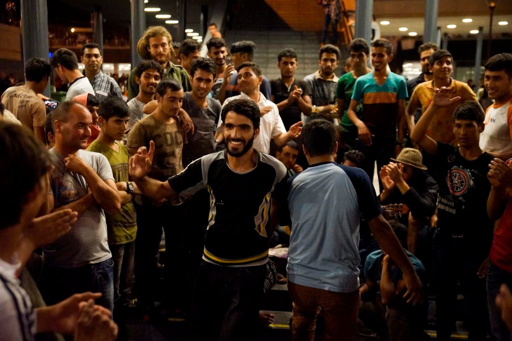 Budapest, 2015. szeptember 3. Illegális bevándorlók a budapesti Keleti pályaudvar elõtt kialakított tranzit zónában 2015. szeptember 2-án. A rendõrség nem engedi õket felszállni a Németországba induló vonatra. MTI Fotó: Balogh Zoltán