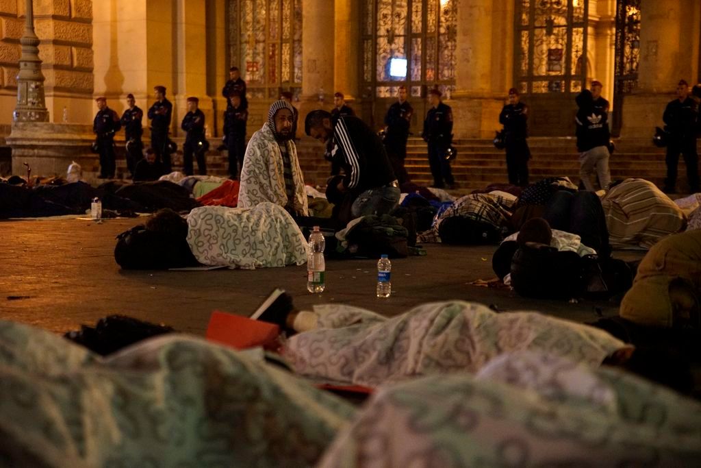 Budapest, 2015. szeptember 3. Illegális bevándorlók a budapesti Keleti pályaudvar elõtt 2015. szeptember 3-án. A rendõrség nem engedi õket felszállni a Németországba induló vonatra. MTI Fotó: Balogh Zoltán
