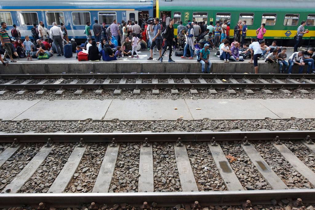 Budapest, 2015. szeptember 3. Illegális bevándorlók egy Sopronba tartó vonatnál a Keleti pályaudvaron 2015. szeptember 3-án. MTI Fotó: Szigetváry Zsolt