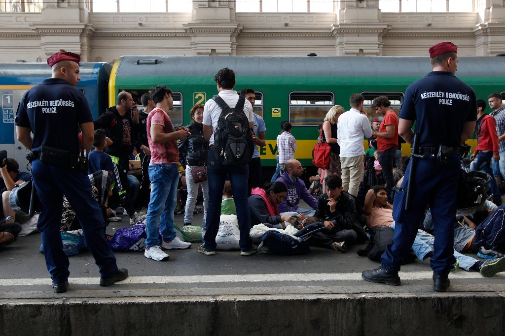 Budapest, 2015. szeptember 3. Rendõrök és illegális bevándorlók a budapesti Keleti pályaudvar peronján 2015. szeptember 3-án. MTI Fotó: Szigetváry Zsolt