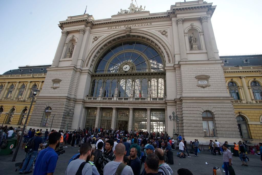 Budapest, 2015. szeptember 3. Illegális bevándorlók a budapesti Keleti pályaudvar elõtt 2015. szeptember 3-án. MTI Fotó: Balogh Zoltán