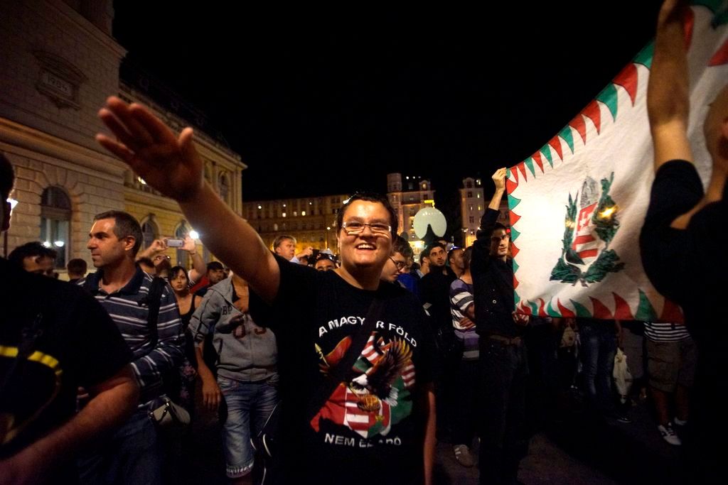 Budapest, 2015. szeptember 2. Tüntetõk a Baross téren, ahol illegális bevándorlók várakoznak a Keleti pályaudvar elõtt 2015. szeptember 2-án. MTI Fotó: Balogh Zoltán