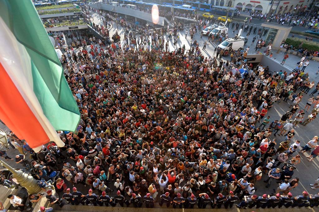 Budapest, 2015. szeptember 2. Illegális bevándorlók a Keleti pályaudvar elõtt 2015. szeptember 2-án. MTI Fotó: Máthé Zoltán