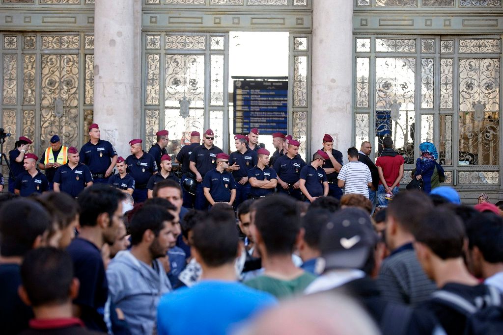 Budapest, 2015. szeptember 2. Illegális bevándorlók várakoznak a budapesti Keleti pályaudvar elõtt 2015. szeptember 2-án. A rendõrség nem engedi õket felszállni a Németországba induló vonatra. MTI Fotó: Balogh Zoltán