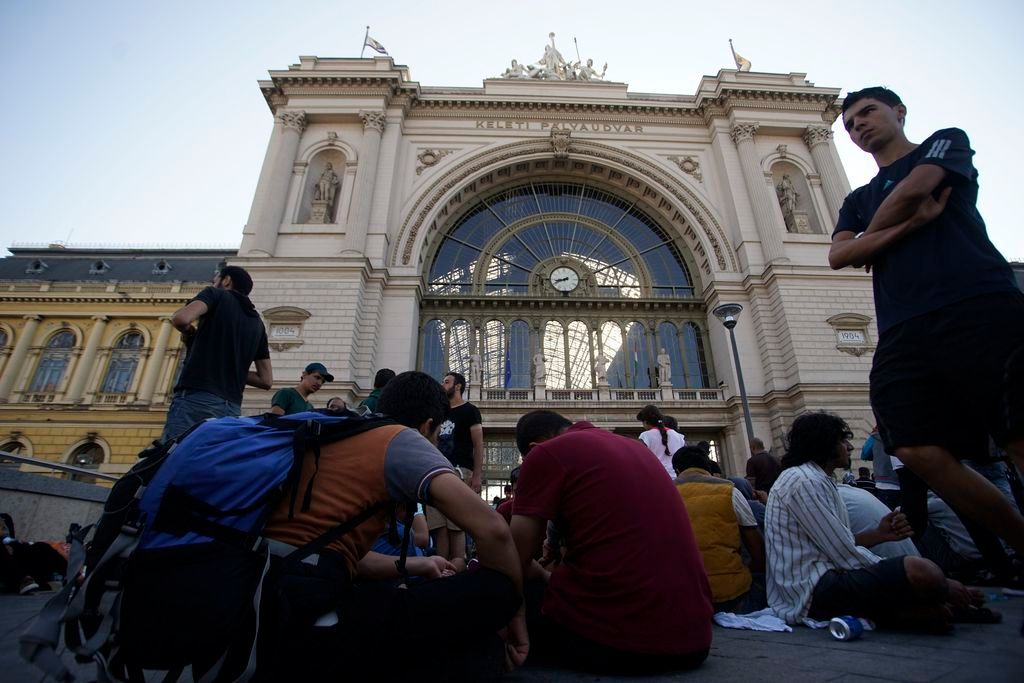 Budapest, 2015. szeptember 2. Illegális bevándorlók várakoznak a budapesti Keleti pályaudvar elõtt 2015. szeptember 2-án. A rendõrség nem engedi õket felszállni a Németországba induló vonatra. MTI Fotó: Balogh Zoltán