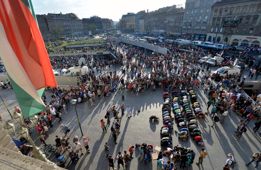 Budapest, 2015. szeptember 2. Illegális bevándorlók egy csoportja imádkozik a Keleti pályaudvar elõtt 2015. szeptember 2-án. MTI Fotó: Máthé Zoltán