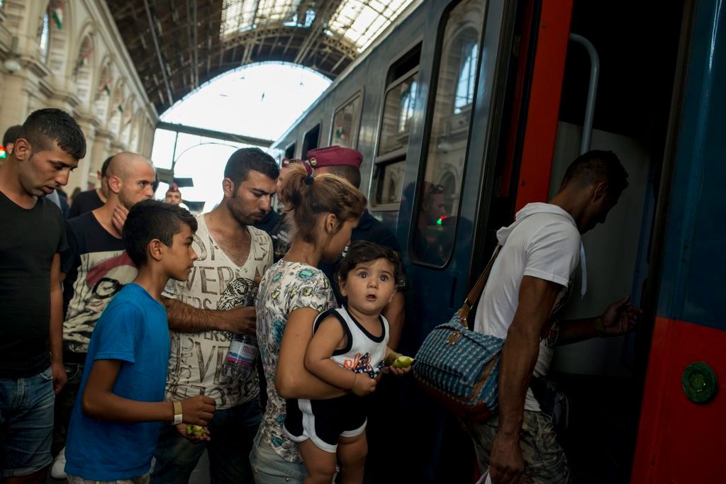 Budapest, 2015. szeptember 2. Illegális bevándorlók szállnak fel egy Gyõrbe tartó vonatra a Keleti pályaudvaron 2015. szeptember 2-án. MTI Fotó: Kallos Bea