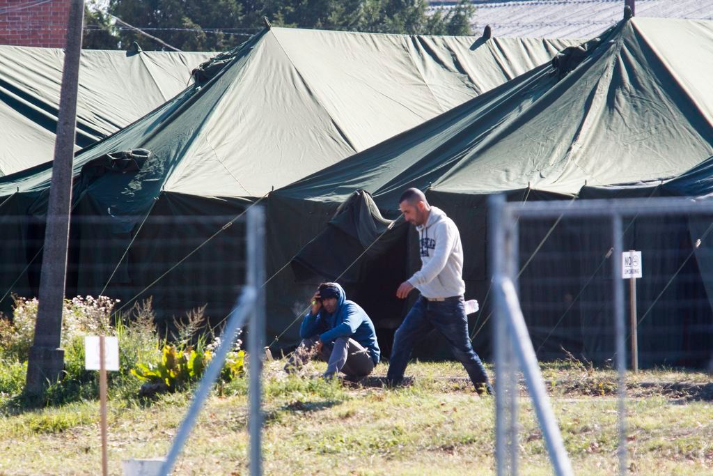 Körmend, 2015. szeptember 12. Illegális bevándorlók a Körmendi Rendészeti Szakközépiskola udvarán kialakított ideiglenes gyûjtõponton 2015. szeptember 12-én. MTI Fotó: Varga György