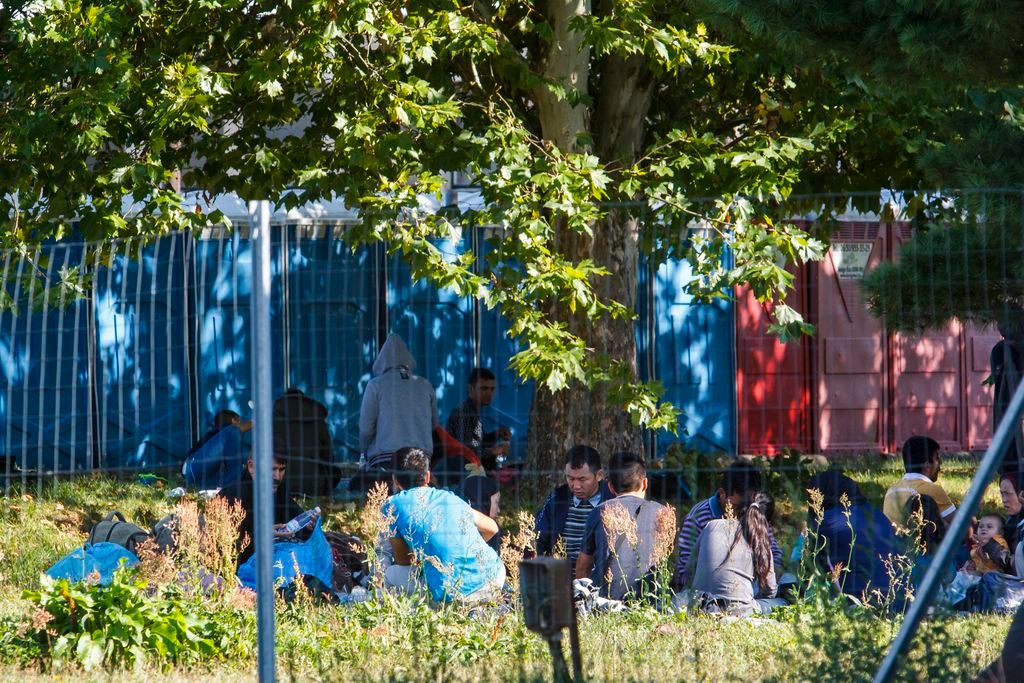 Körmend, 2015. szeptember 12. Illegális bevándorlók a Körmendi Rendészeti Szakközépiskola udvarán kialakított ideiglenes gyûjtõponton 2015. szeptember 12-én. MTI Fotó: Varga György