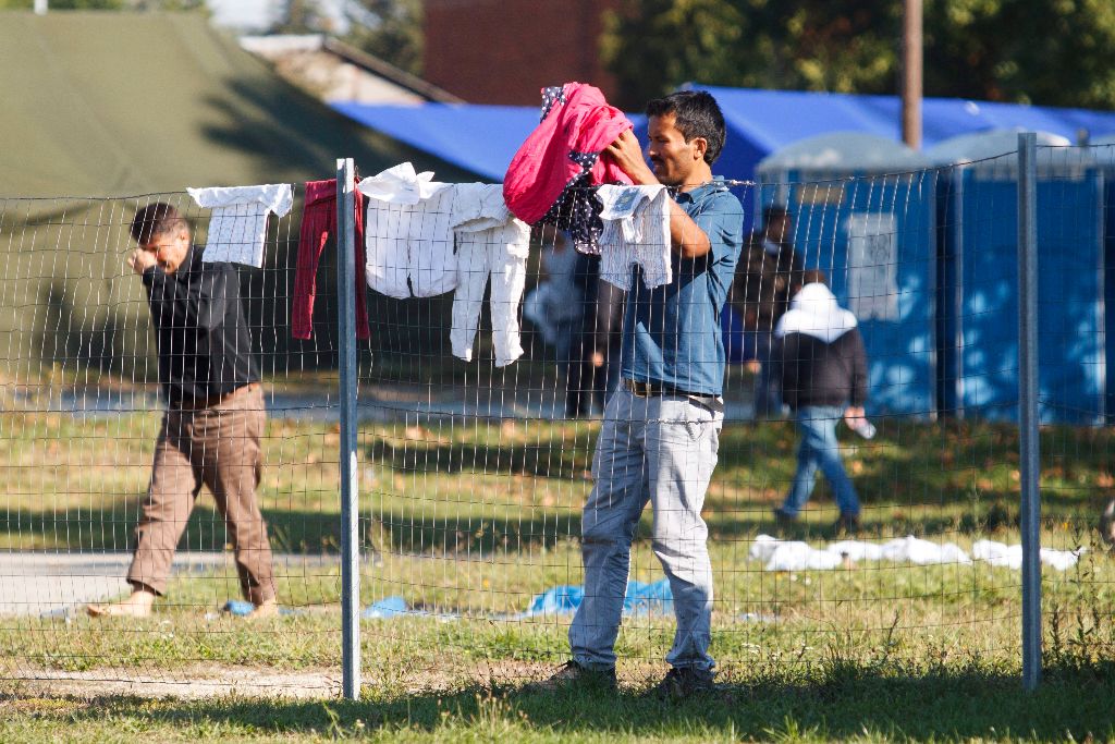 Körmend, 2015. szeptember 12. Illegális bevándorlók a Körmendi Rendészeti Szakközépiskola udvarán kialakított ideiglenes gyûjtõponton 2015. szeptember 12-én. MTI Fotó: Varga György