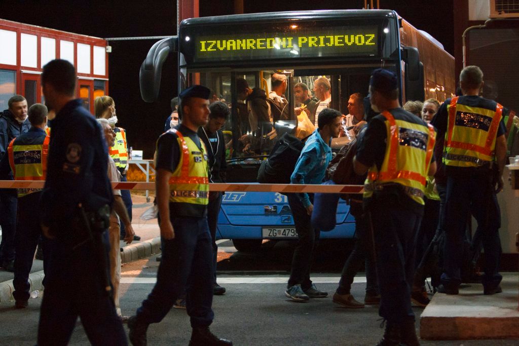 Letenye, 2015. szeptember 19. Magyar autóbuszokra szállnak át horvát buszokkal érkezett illegális bevándorlók a magyar-horvát határnál, az M7-es autópályánál, Letenyénél 2015. szeptember 18-án késõ este. Az átkelõn a magyar hatóságok több mint 40 busznyi migránst engedtek be, akiket magyar buszokkal vittek tovább.  MTI Fotó: Varga György