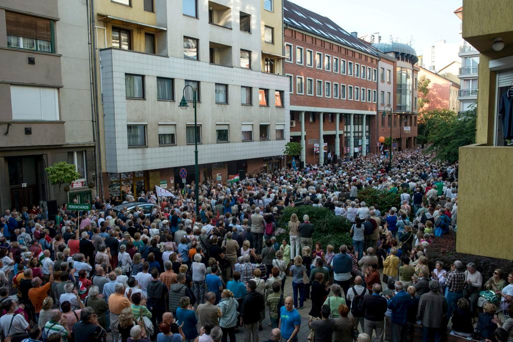 Budapest, 2015. szeptember 13. Résztvevõk a Civil Összefogás Fórum (CÖF) tüntetésén, amelyet a Magyar Narancs szerkesztõsége elõtt tartottak tiltakozásul a hetilap címlapja miatt 2015. szeptember 13-án. A Magyar Narancs legutóbbi számában Orbán Viktor miniszterelnököt egy drótkerítéses bajusszal Hitlernek ábrázolta. MTI Fotó: Kallos Bea