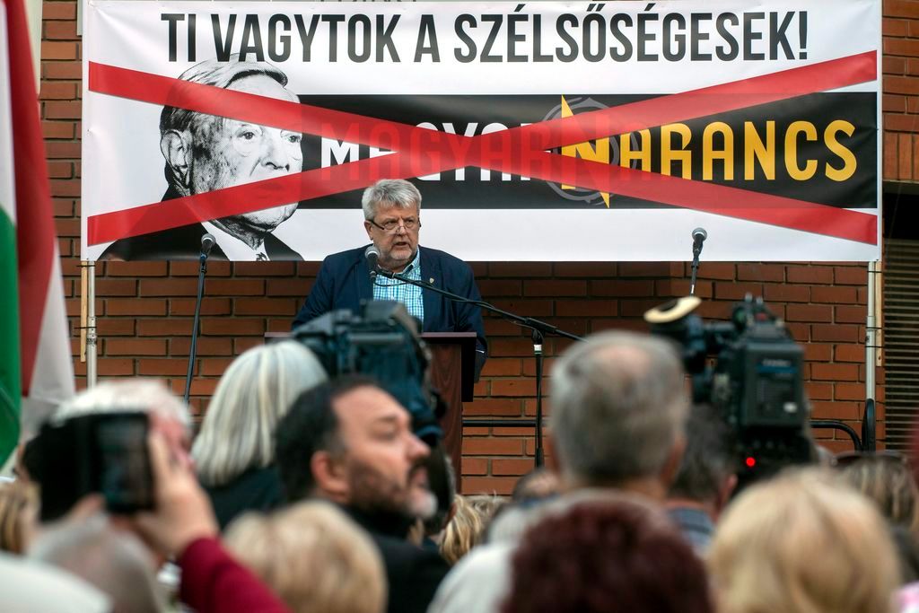 Budapest, 2015. szeptember 13. Csizmadia László, a Civil Összefogás Fórum (CÖF) elnöke beszél a szervezet tüntetésén, amelyet a Magyar Narancs szerkesztõsége elõtt tartottak tiltakozásul a hetilap címlapja miatt 2015. szeptember 13-án. A Magyar Narancs legutóbbi számában Orbán Viktor miniszterelnököt egy drótkerítéses bajusszal Hitlernek ábrázolta. MTI Fotó: Kallos Bea