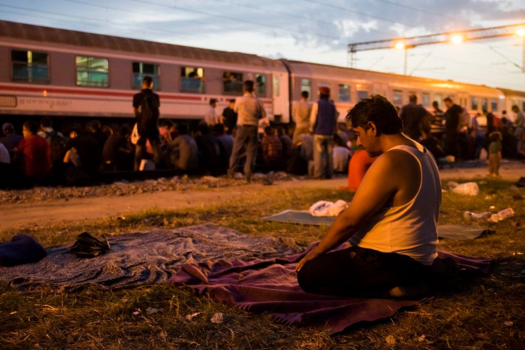 Felsõtárnok (Tovarnik), 2015. szeptember 20. Egy illegális bevándorló imádkozik a horvátországi Felsõtárnok (Tovarnik) vasútállomásán 2015. szeptember 19-én. Ezen a napon a délelõtti órákban újabb migránsáradat indult el a szerb-horvát határon fekvõ Felsõtárnok felé Szerbiából. MTI Fotó: Balogh Zoltán