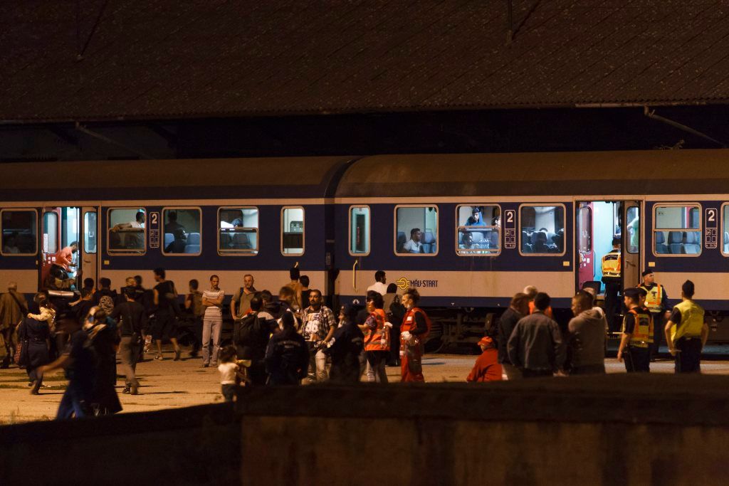 Nagykanizsa, 2015. szeptember 19. A horvát-magyar határt Gyékényesnél átlépõ illegális bevándorlók egy csoportja gyalogosan megérkezik és vonatra száll Nagykanizsán 2015. szeptember 18-án. Ezernél is többen lépték át Gyékényesnél a magyar határt. MTI Fotó: Varga György