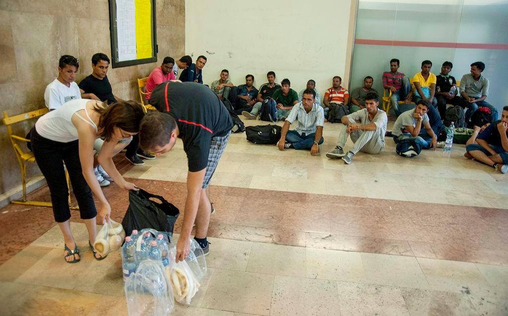Gyõr, 2015. szeptember 3. Civilek élelmiszert hoznak illegális bevándorlóknak a gyõri vasútállomás váróteremében 2015. szeptember 3-án. A migránsokat a Budapestrõl érkezõ vonatról szállították le. MTI Fotó: Krizsán Csaba